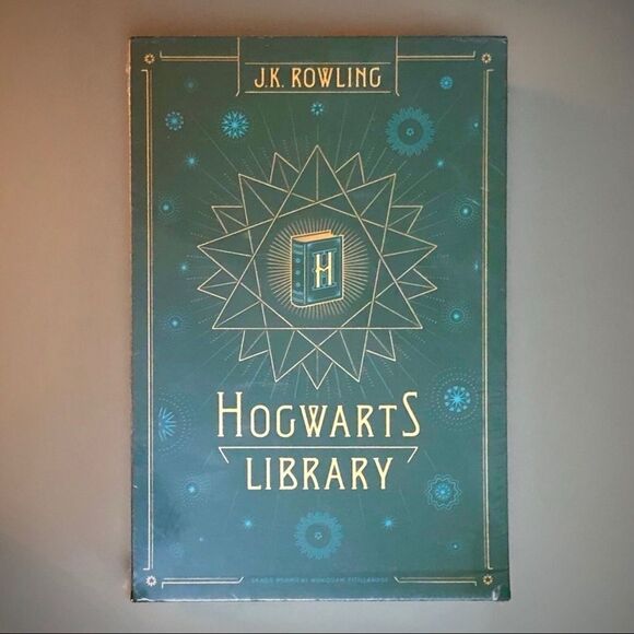 Hogwarts Library Box-Set, Gryffindor Journal, Collector’s Card, & Exclusive Bag - Picture 3 of 16